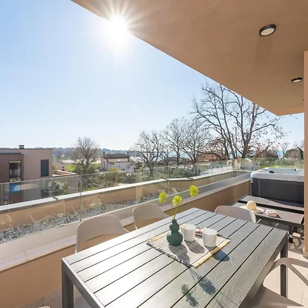 Spacious With Terrace And Bubble Bath Brtonigla